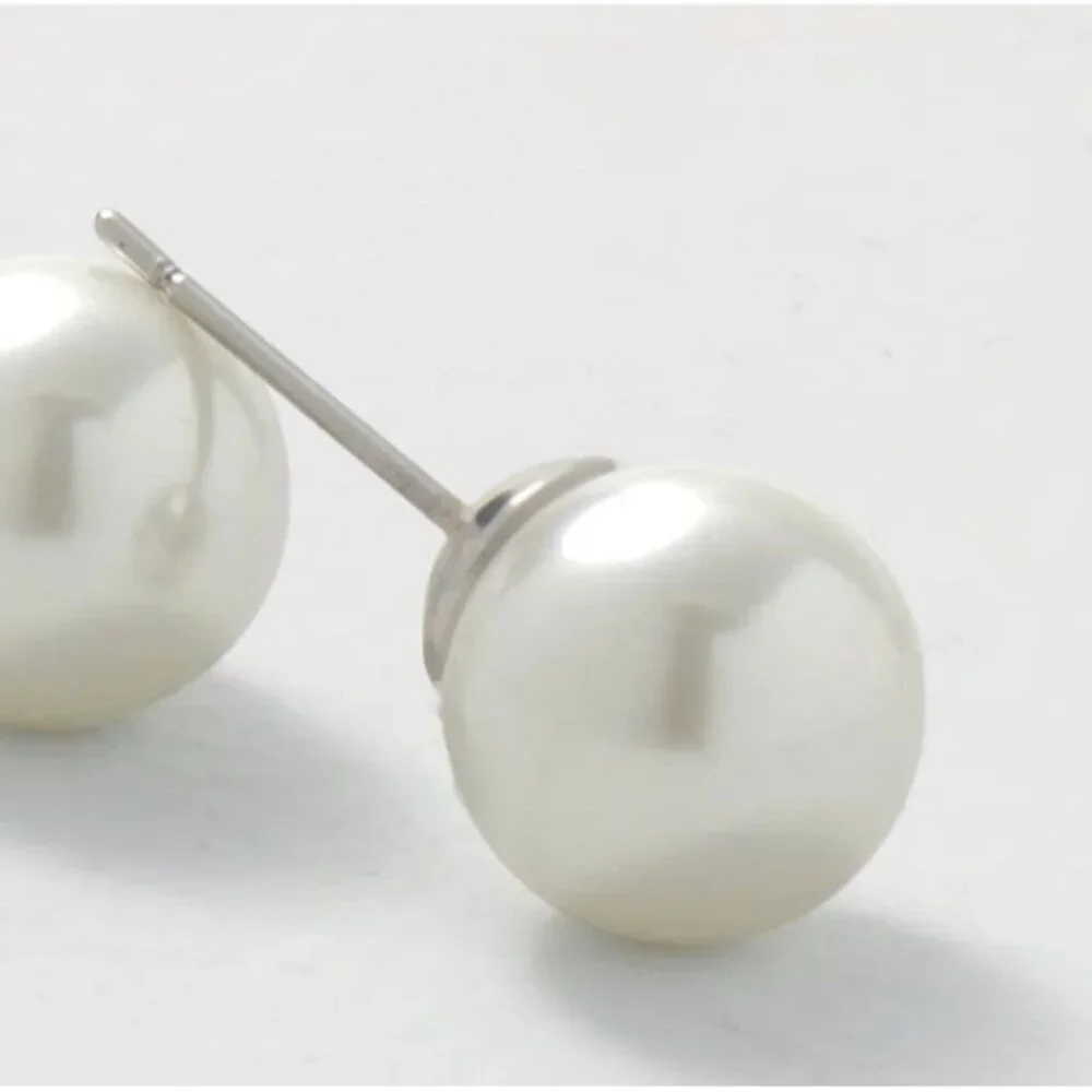WHBM White House Black Market Glass Pearl Stud Earrings White 10mm NEW - Picture 2 of 4